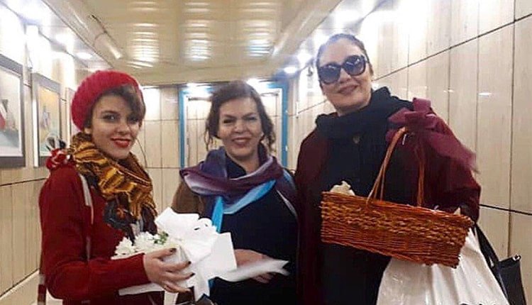 في يوم المرأة العالمي في مترو الأنفاق وتوزيع الزهور بين الركاب