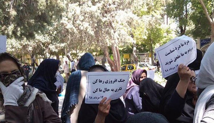 ، تجمع العشرات من المعلمين المزاولين والمتقاعدين في أصفهان أمام دائرة التعليم والتربية 