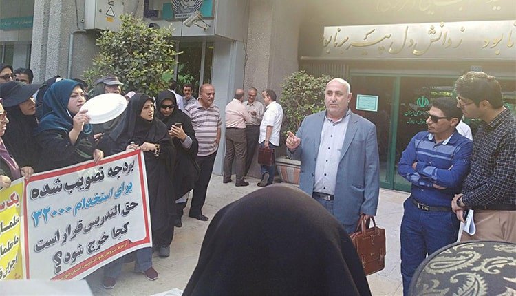 كما نظم التدريسيون في طهران يومي الأحد والاثنين 4 و5 أغسطس تجمعًا احتجاجيًا أمام دائرة التعليم والتربية بطهران. 