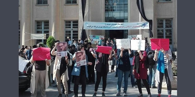 طلاب جامعة طهران يحتجون على وجود روحاني