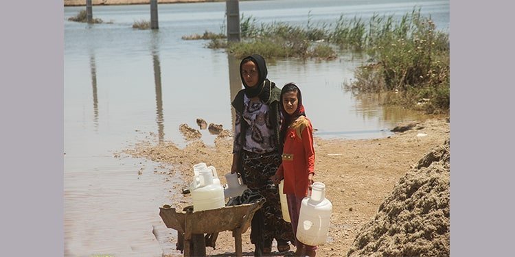 في الأهواز، تحاصر الفيضانات منطقتي «حصيرآباد» و«نادري». في كوت عبد الله بمدينة الأهواز