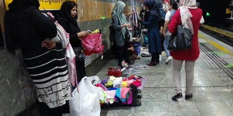 النساء البائعات يجبرن على العمل في مترو الأنفاق وسط انتشار فيروس كورونا في إيران