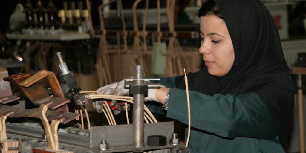 الوضع المؤسف للمرأة الإيرانية العاملة في أعقاب تفشي فيروس كورونا يزداد سوءًا