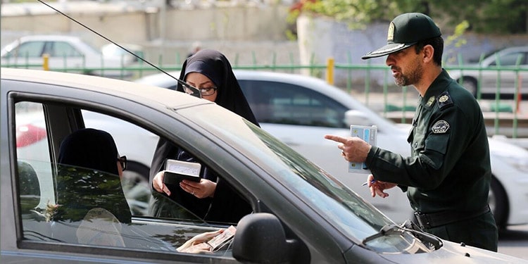 في وقت سابق ، يوم 10 يونيو 2020، اتخذ النظام خطوة أخرى لزيادة الضغط على النساء الإيرانيات.