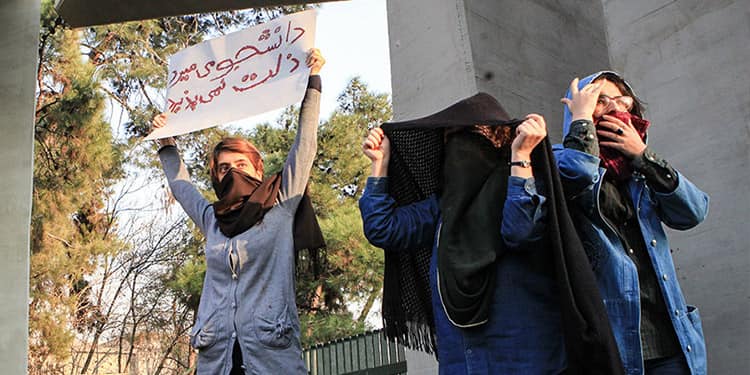 مسؤولون حكوميون يعترفون بالدور الريادي للشابات في إيران