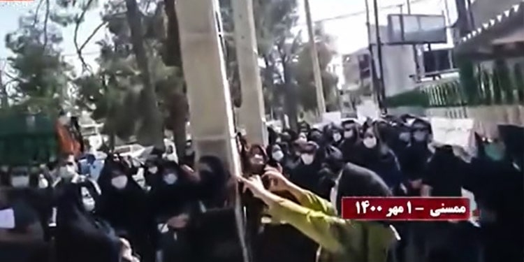 احتجاجات حاشدة لمعلمي إيران في بدء العام الدراسي الجديد وإعادة فتح المدارس