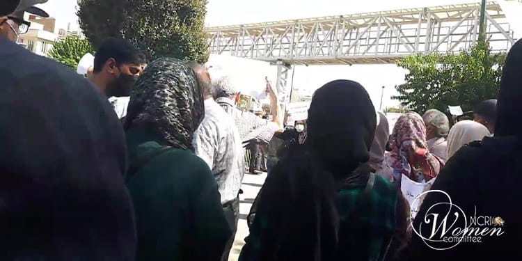 احتج متقاعدو الضمان الاجتماعي والمعلمون  في طهران و 16 مدينة أخرى يوم الأحد 3 أكتوبر. جزء كبير من المحتجين كانوا من النساء.
