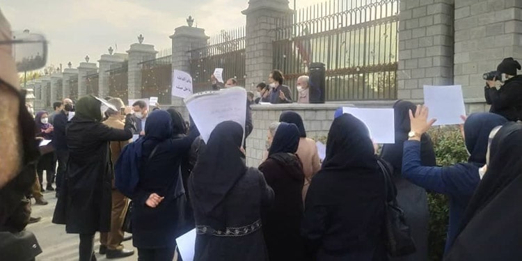 في طهران، تظاهر المعلمون أمام مجلس شورى الملالي