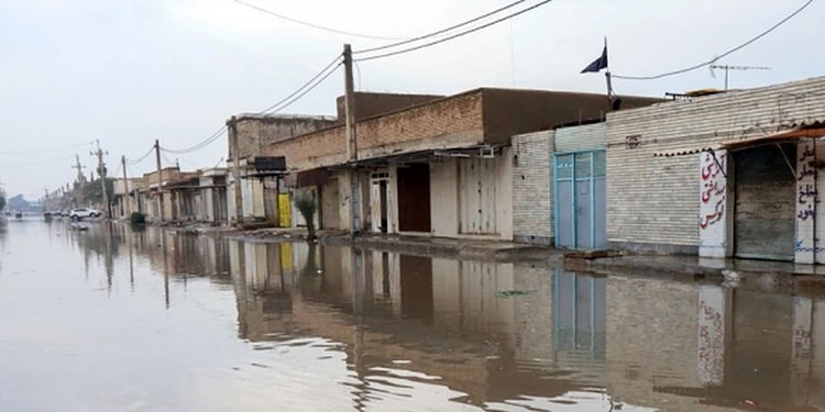 وكتبت وكالة "تسنيم" الحكومية للأنباء أن فيضانات الأيام الأخيرة كبَّدت المواطنين في المحافظات الجنوبية لإيران خسائر فادحة