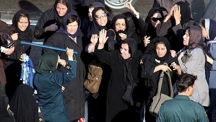 حكومة رئيسي تتعنت بشدة في وضع الحجاب الإجباري في جدول الأعمال