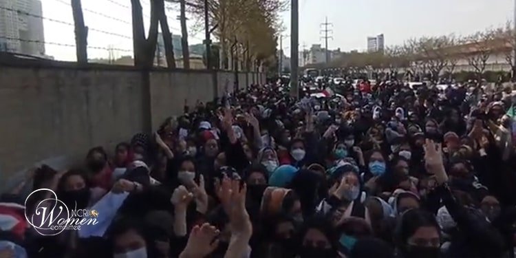 وتدين لجنة المرأة بالمجلس الوطني للمقاومة الإيرانية بشدة منع دخول النساء والفتيات إلى ملعب الإمام الرضا في مشهد 