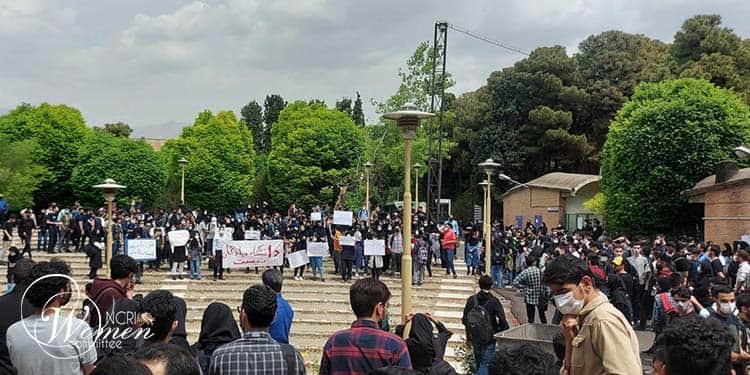 الطلاب ينظمون مظاهرات احتجاجية على الإجراءات القمعية