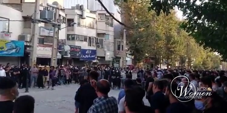 سوق طهران المؤثر ينضم إلى الإضراب