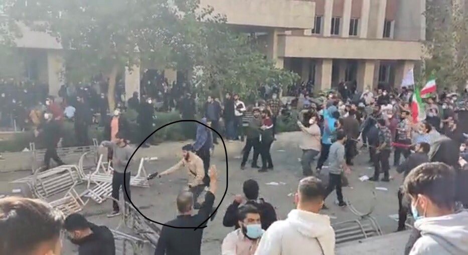 رجال الأمن المتنكرون في ملابس مدنية يطلقون النار على طلاب في جامعة آزاد - شمال طهران