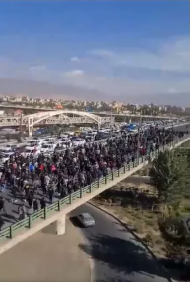 مسيرة لآلاف الإيرانيين في اليوم الـ 49 تكريما لشهداء الانتفاضة الإيرانية