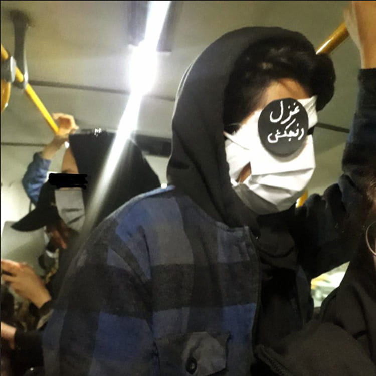 وغطَّت شابة عينيها بضمادة في عربة مترو الأنفاق الخاصة بالنساء، وكتبت عليها "غزل رنجكش". 