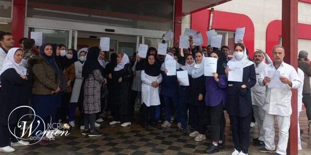واحتج الممرضون الإيرانيون مراراً في مدن مختلفة احتجاجاً على عدم دفع أجور العمل الإضافي 