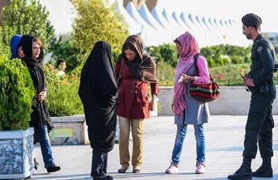 چرا حجاب زنان در ایران تبدیل به یک معضل سیاسی شده است؟