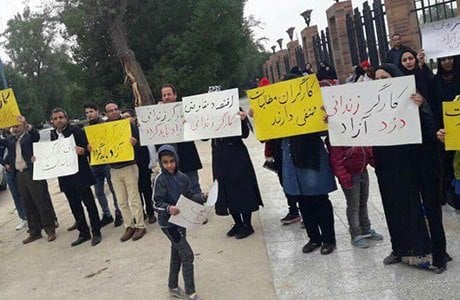 مالباختگان و سایر اقشار از جمله خانواده های کارگران زندانی فولاد اهواز دست به اعتراض زدند 