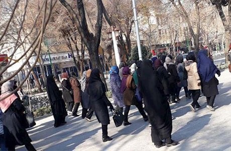 زنان معلم شجاع در اعتراض اصفهان