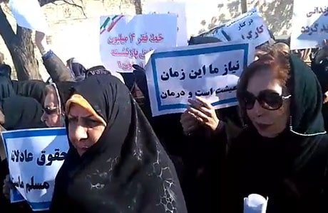 در کرمانشاه روز ۲۸ آذر ۹۷ زنان و مردان بازنشسته در مقابل اداره آموزش و پرورش این استان با شعار «معلم، کارگر زندانی آزاد باید گردد» برعلیه بی عدالتی و سرکوب اعتراضات در ایران شعار دادند. 