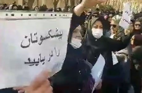 فرهنگیان بازنشسته اعتراضات گسترده ای با حضور فعال زنان برگزار کردند