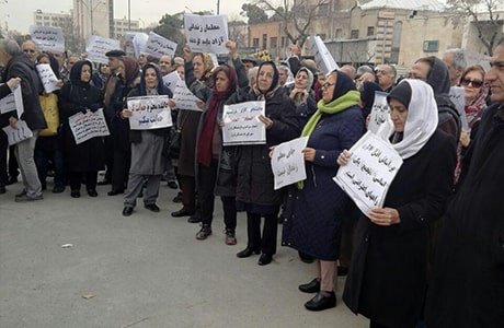 شرکت زنان در تظاهرات بازنشستگان کشوری