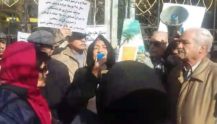 بازنشستگان کشوری در طلب حقوق خود در مقابل وزارت کار دست به اعتراض زدند