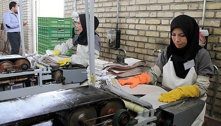 شرایط طاقت فرسای کار برای زنان کارگر را به برده داری نوین تشبیه کرده اند.