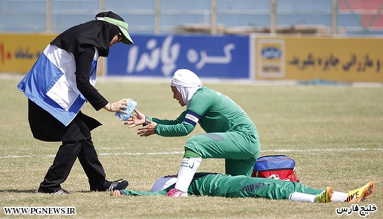 فوتبالیست های زن در یک مسابقه لیگ فوتبال زنان بیهوش می شوند