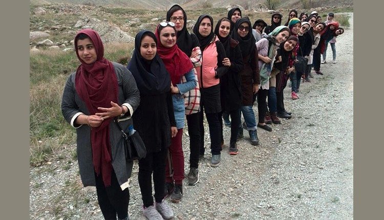 تأکید و تهدید بر سر حجاب اجباری برای زنان ایران در بحبوحه بحرانها