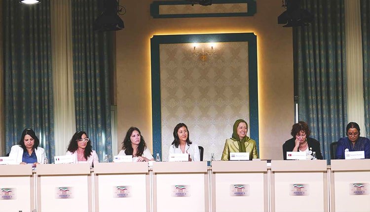 پنل سخنرانان در کنفرانس بین المللی زنان در اشرف ۳