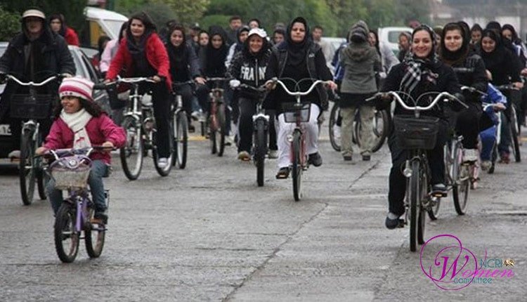 ۷۰زن دوچرخه سوار به بهانه بدحجابی در میدان ولیعصر تهران دستگیر می شوند