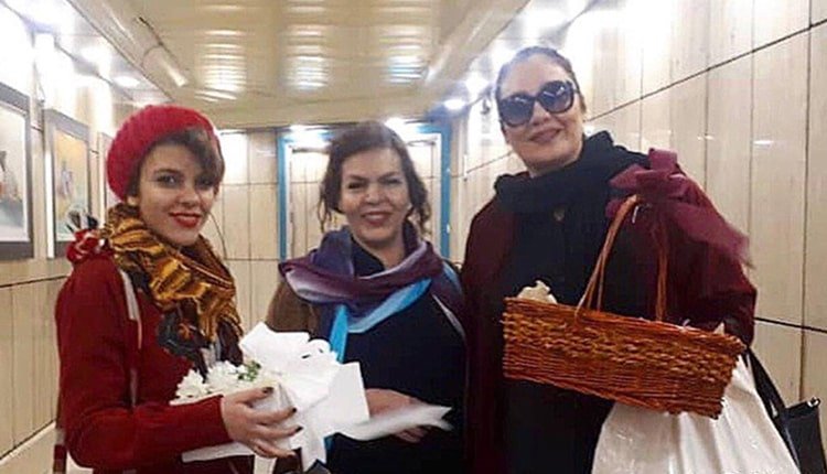 خانم منیره عربشاهی (وسط) به اتفاق خانم مژگان کشاورز (راست) و دخترش یاسمن آریانی (چپ) در روز جهانی زن سال ۲۰۱۹ بعد از پخش گل به خانمها در یک قطار مترو