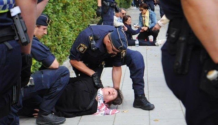 زنان ایرانی مورد ضرب و شتم پلیس سوئد قرار گرفتند
