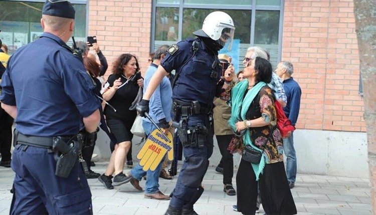 زنان ایرانی در مقابل پلیس سوئد ایستادگی می کنند