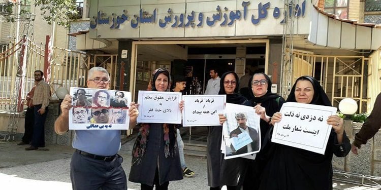 روز جهانی معلم – نگاهی به وضعیت معلمان زن در ایران تحت حاکمیت ملایان