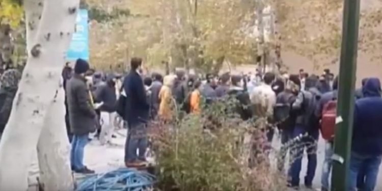 تعداد شهیدان از ۲۰۰ گذشت، درگیری دانشجویان دانشگاه تهران با نیروهای امنیتی