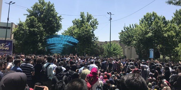 روز دانشجو به یاد دانشجویان آزادیخواه در ایران