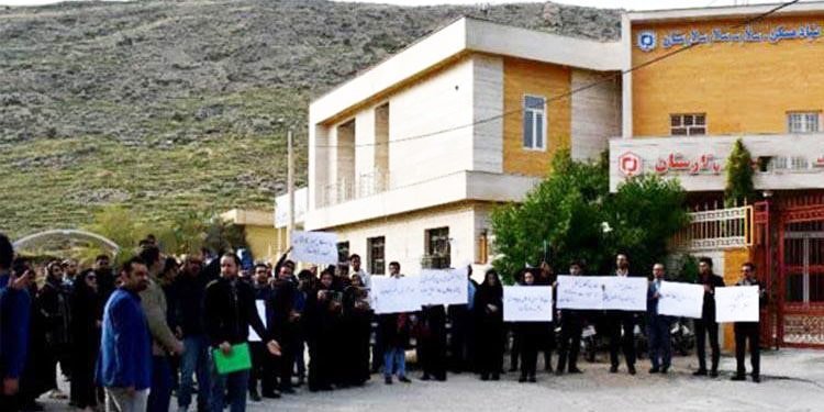 جمعی از اهالی شهر لار در اعتراض به عدم تحویل خانه های خود 