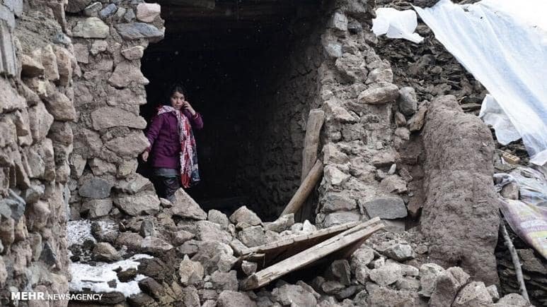 زنان زلزله زده در سرمای زمستان برای دریافت چادر توسط سپاه اخاذی می شوند