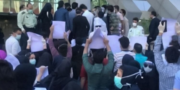 پرستاران فداکار ایرانی در برابر دریافت نکردن حقوق به پا می خیزند