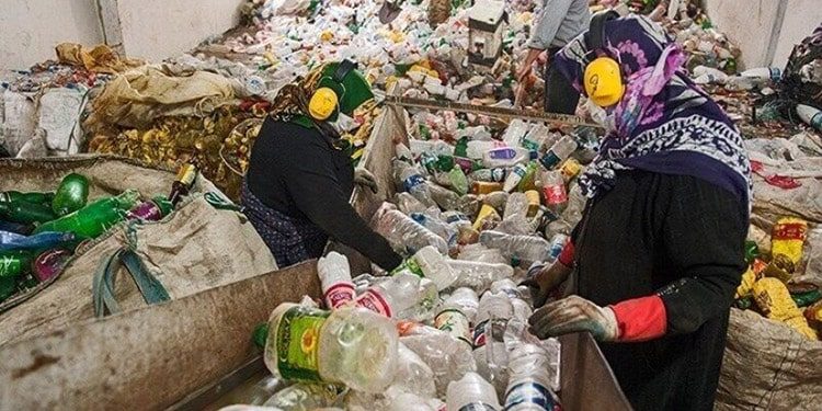 زنان کارگر سرپرست خانوار در میان انبوهی زباله محروم از حداقل حقوق کاری