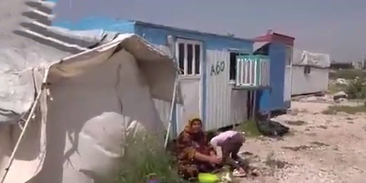 بیش از ۲.۵سال بعد از زلزله کرمانشاه زنان هنوز در کانکس زندگی می کنند