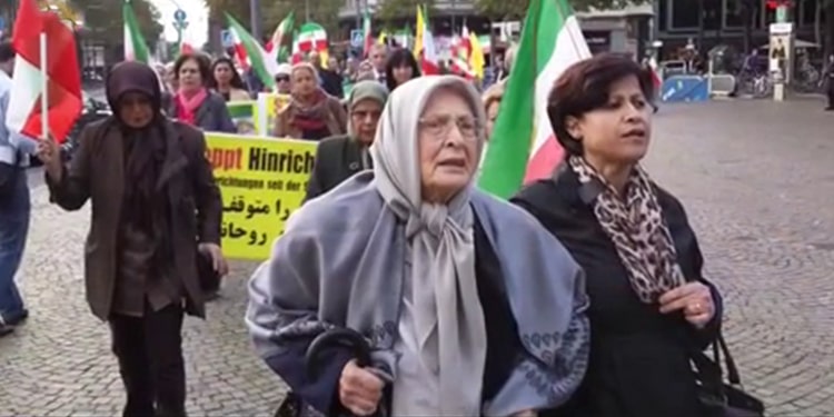 فاطمه کریمی در یک تظاهرات در آلمان