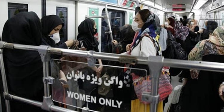 واگن زنانه در متروی تهران محل دستفروشان زن