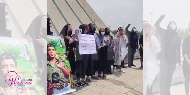 ظهر روز جمعه ۸ مرداد ۱۴۰۰ جمعی از مادران شهیدان قیام آبان ۹۸ در همبستگی با مردم خوزستان در میدان آزادی تهران تظاهرات کردند