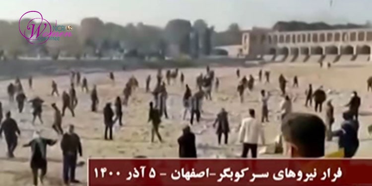 مردم و زنان اصفهان در مقابل نیروهای سرکوبگر می ایستند