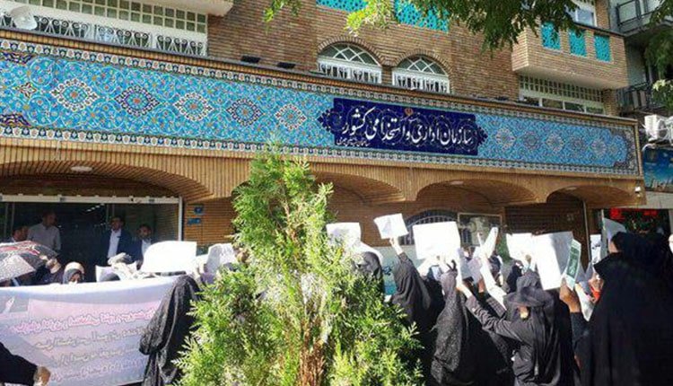 Un groupe d’éducateurs du Mouvement d’alphabétisation de Téhéran s’est réuni le mardi 2 juillet 2019 devant l’Organisation nationale de l’administration de l’emploi