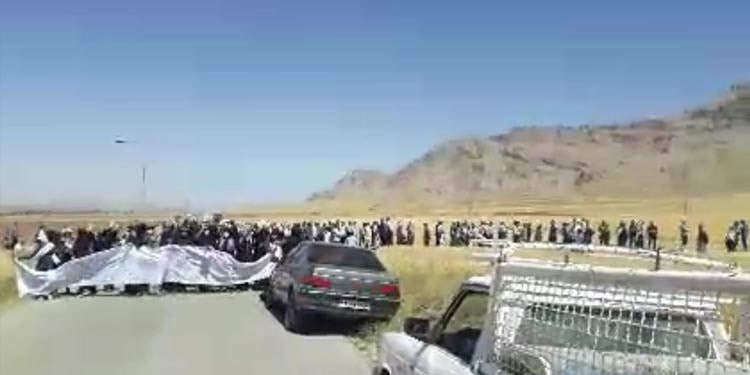 Dans une autre manifestation, un groupe de femmes s'est réuni devant le gouvernorat du canton de Delfan, dans la province de Lorestan
